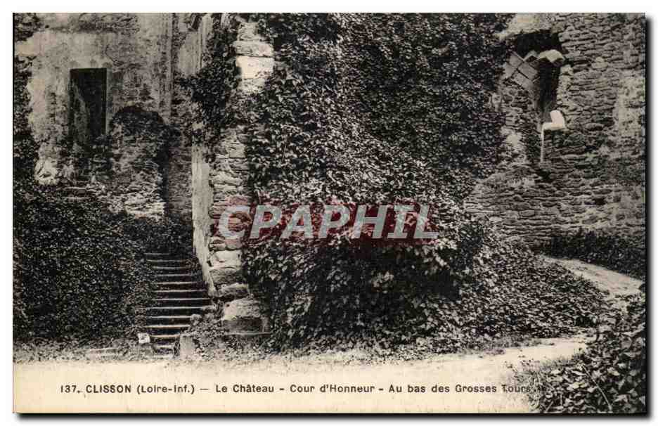 CPA Clisson Le Chateau Cour d'Honneur Au bas des Grosses Toucs