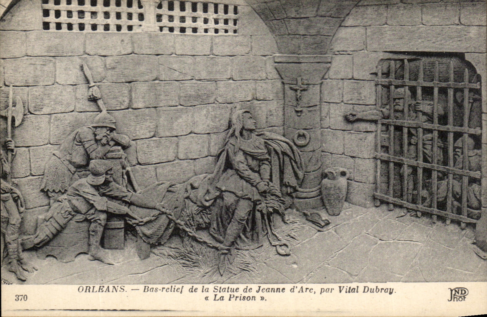 CPA Orleans Bas relief de la Statue de Jeanne d'Arc par Vital Dubray La prison