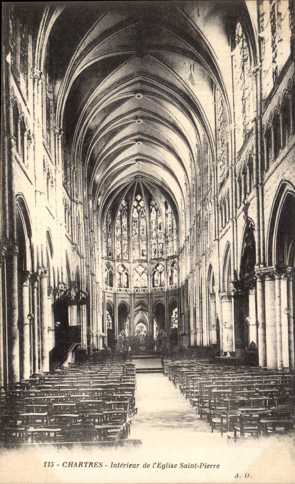 CPA Chartres Interieur de L'Eglise Saint Pierre