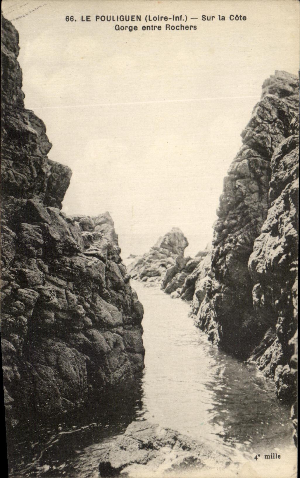 CPA Le Pouliguen Sur la Cote Gorge entre Rochers