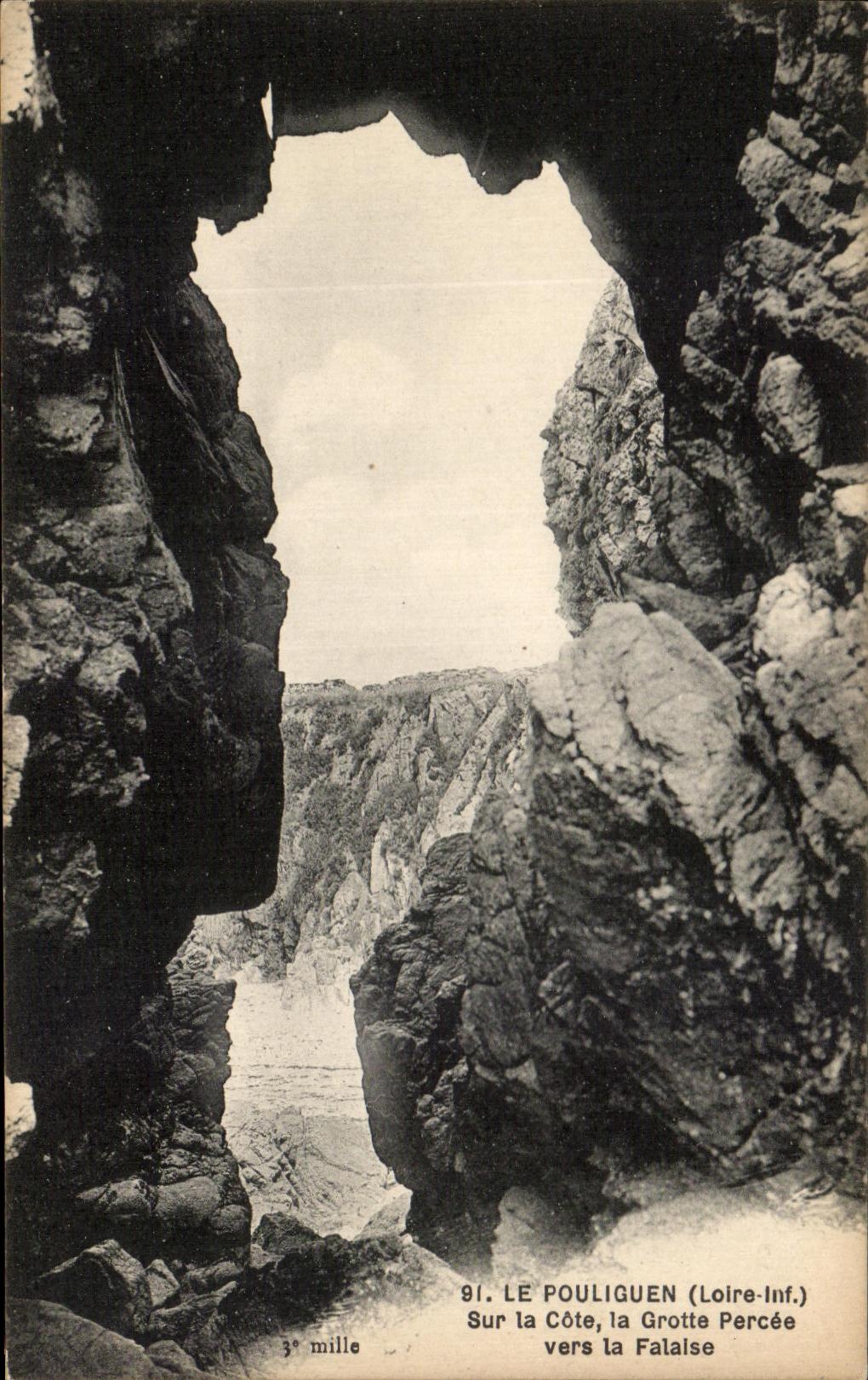 Le Pouliguen (Loire-Inf.) — La Grotte Percée — vue depuis l'ouverture rocheuse
