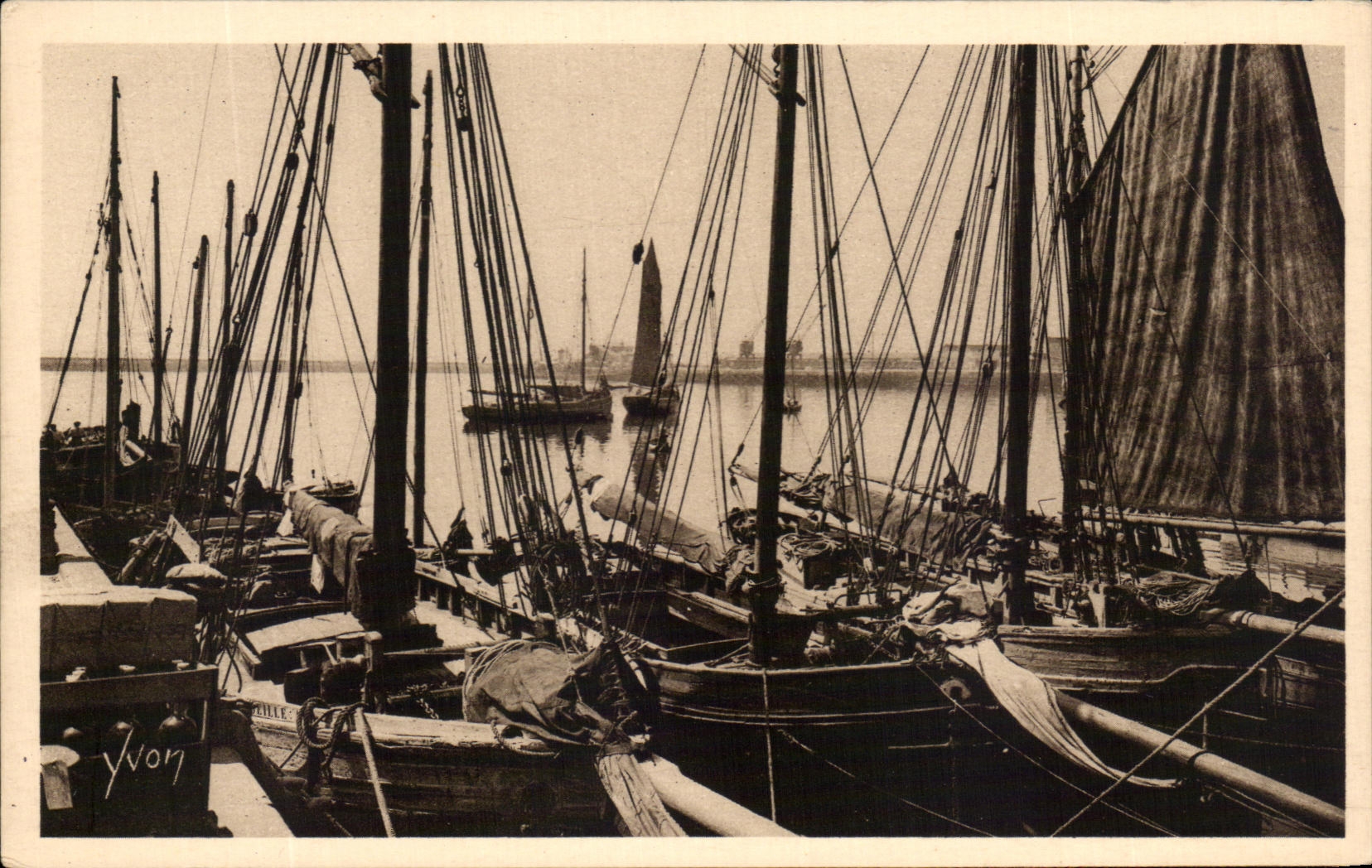 CPA Bretagne Brest Le Port de Commerce Bateaux