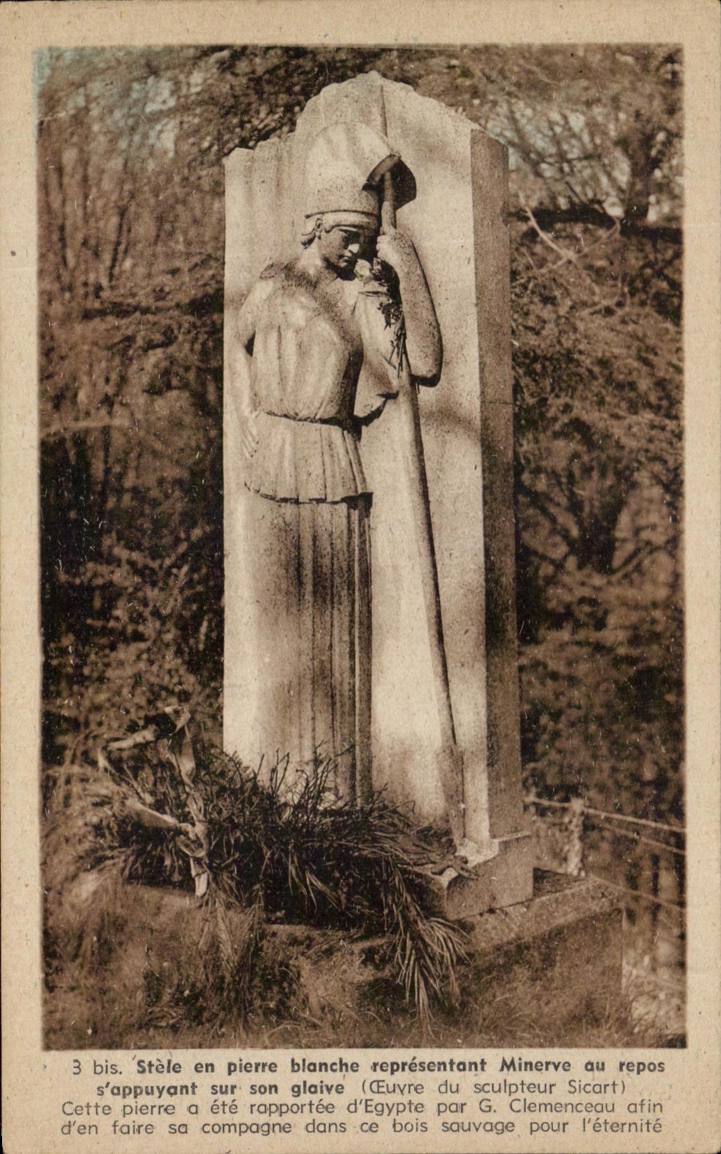 Minerve au repos — stèle en pierre blanche — œuvre de G. Sicart