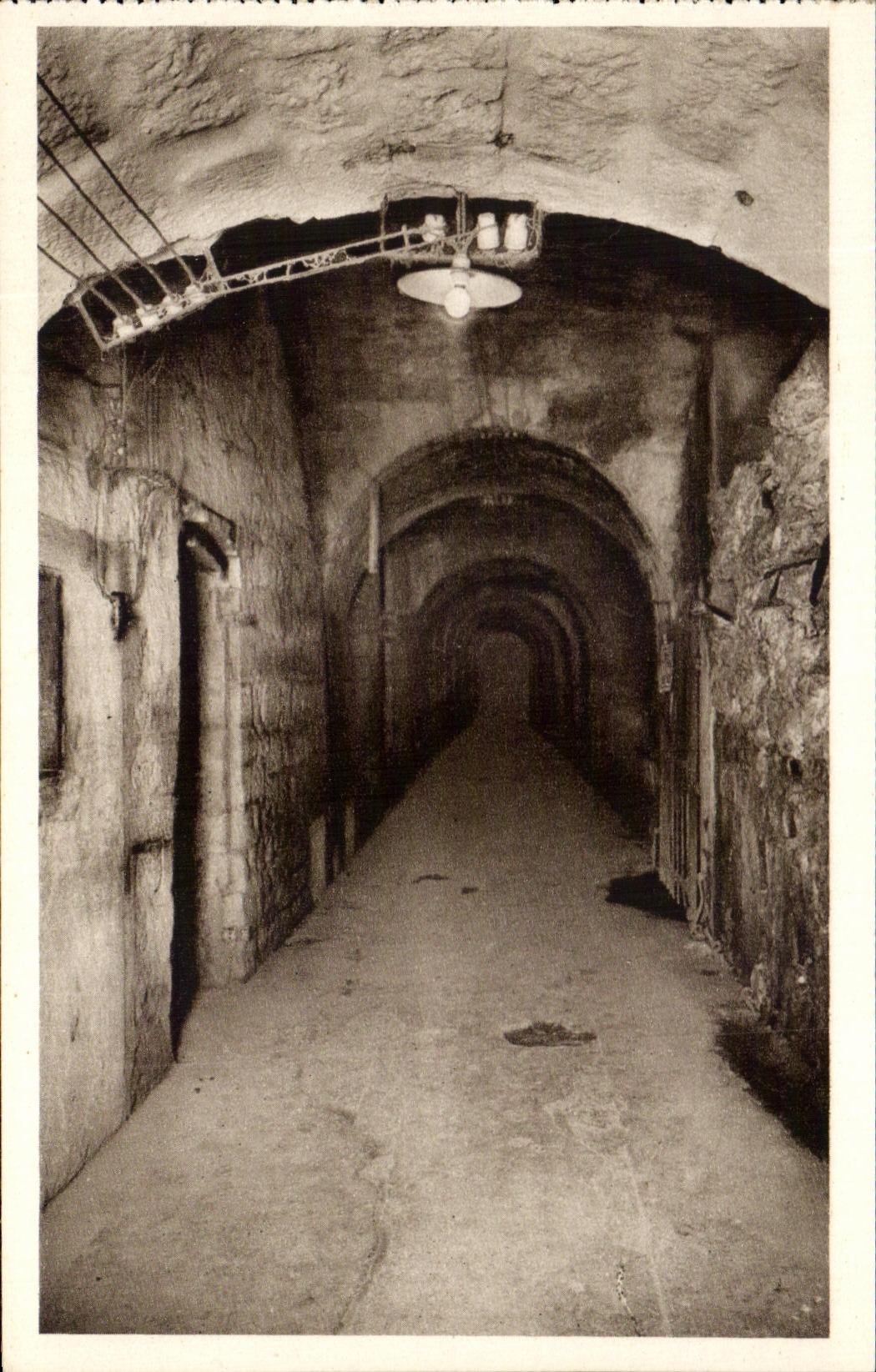 CPA Fort de Vaux Galerie centrale ou les Allemands rendirent les honneurs Militaria 