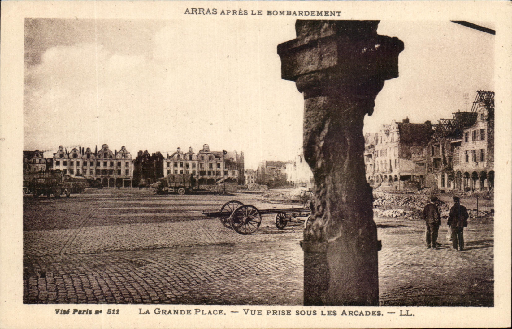 Arras après le bombardement — La Grande Place vue sous les arcades — Visé Paris n° 511