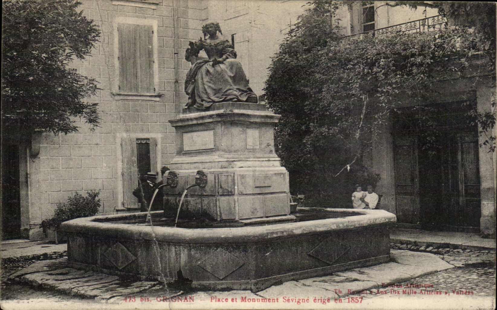 CPA Grignan Place et Monument Sevigne erige en 1857