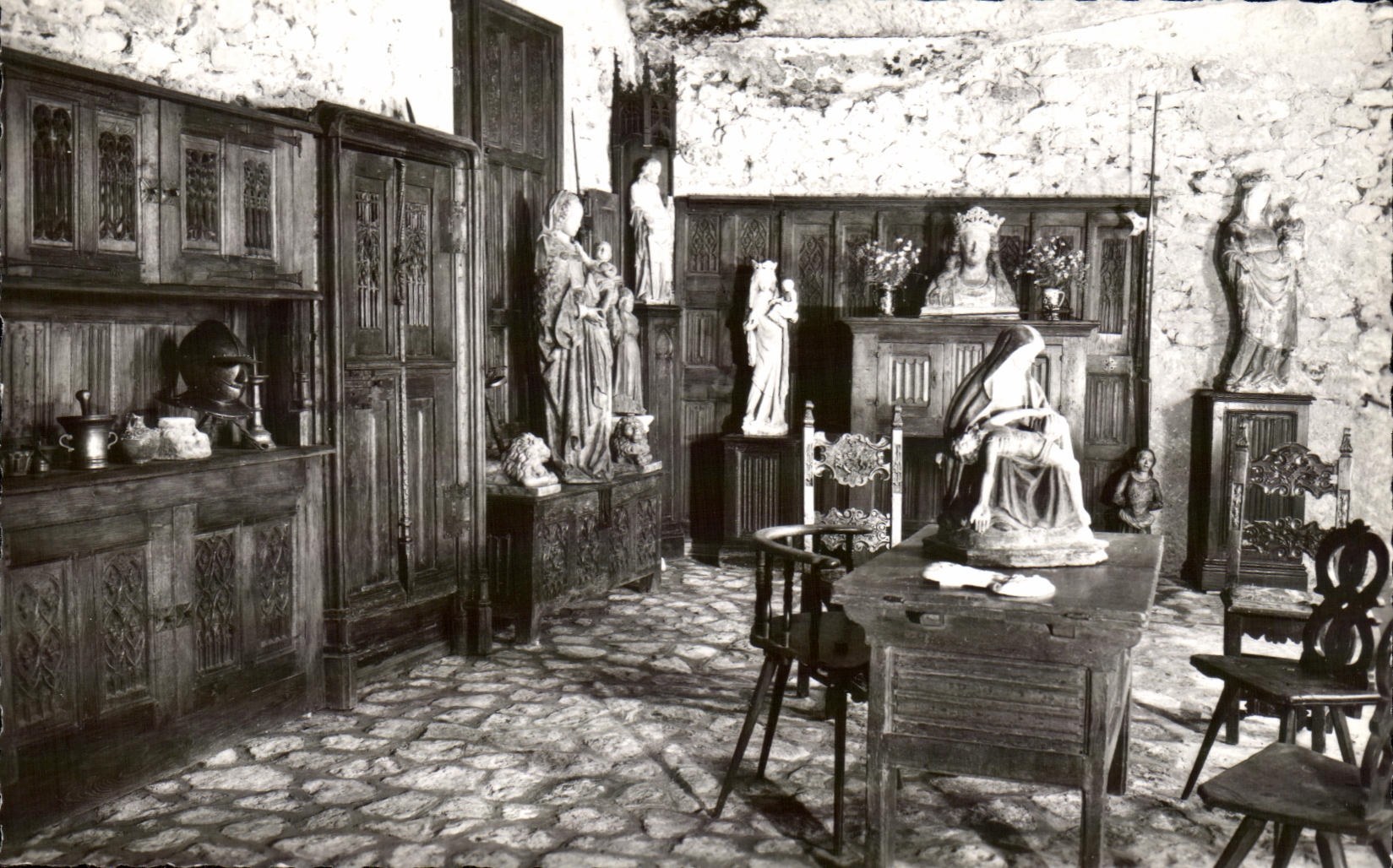 Gotische Halle — Jungfrauen des 14., 15. und 16. Jahrhunderts — Museum der Starken Haus Reignac in Tursac (Dordogne)