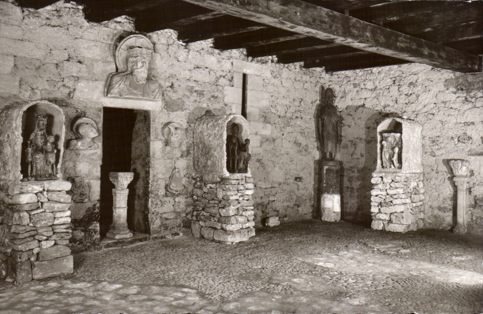 CPA Musee De La Maison Forte De Reignac Tursac Salle Des Vierges Romanes