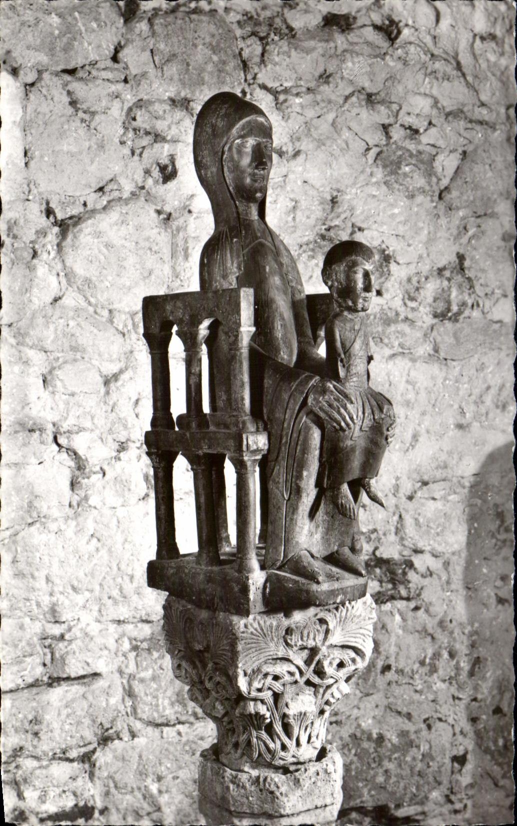 Vierge romane — fin XIe siècle — École Auvergnate — Musée de la Maison Forte de Reignac (Dordogne)