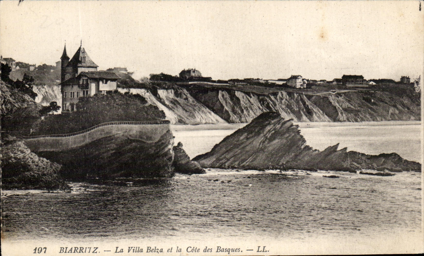 CPA Biarritz La Villa Et La Cote Des Basques
