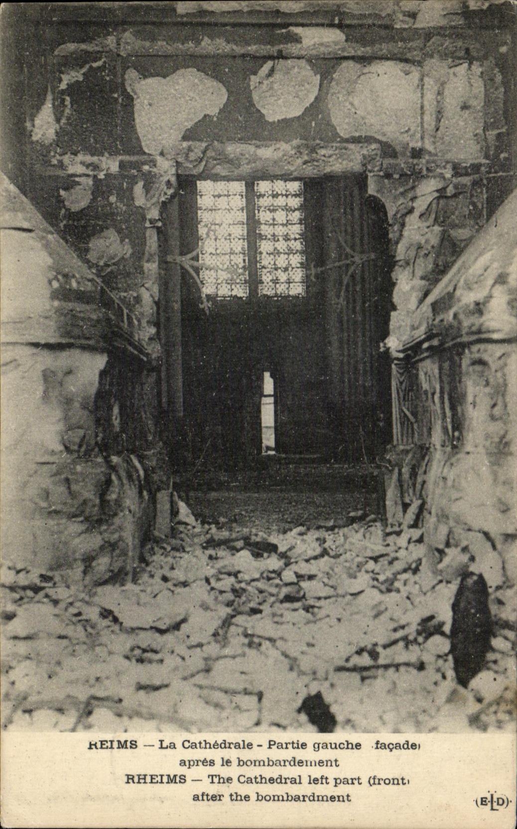 CPA Reims La Cathedrale Partie gauche apres le bombardement Militaria