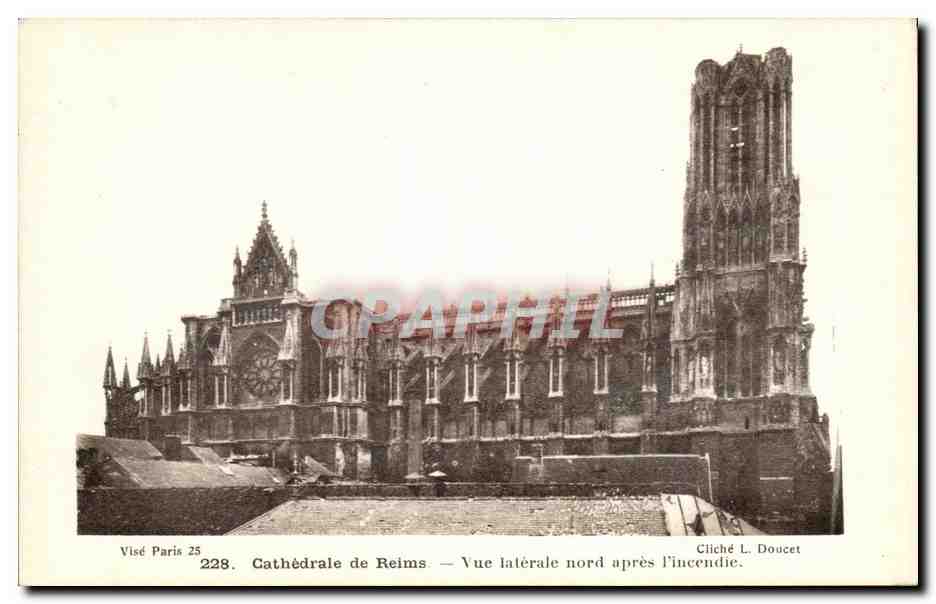 CPA Cathedrale de Reims Vue Laterale nord apres I'Incendie Militaria