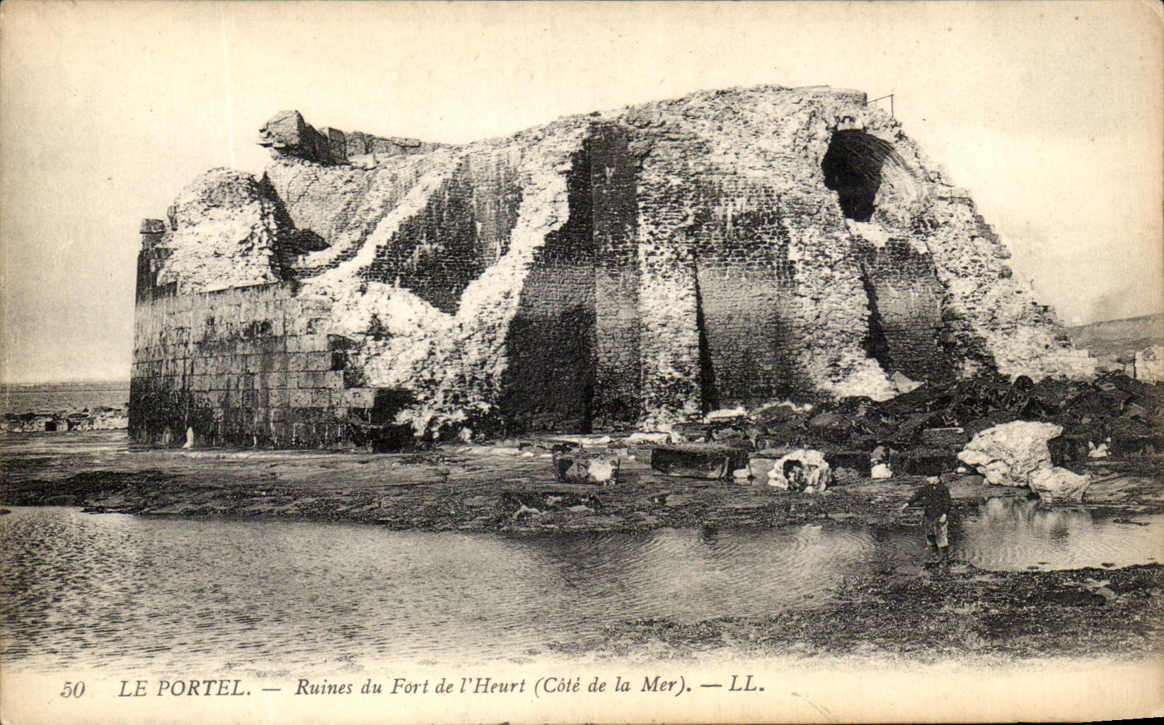 CPA Le Portel Ruines du Fort de I'Heurt Militaria