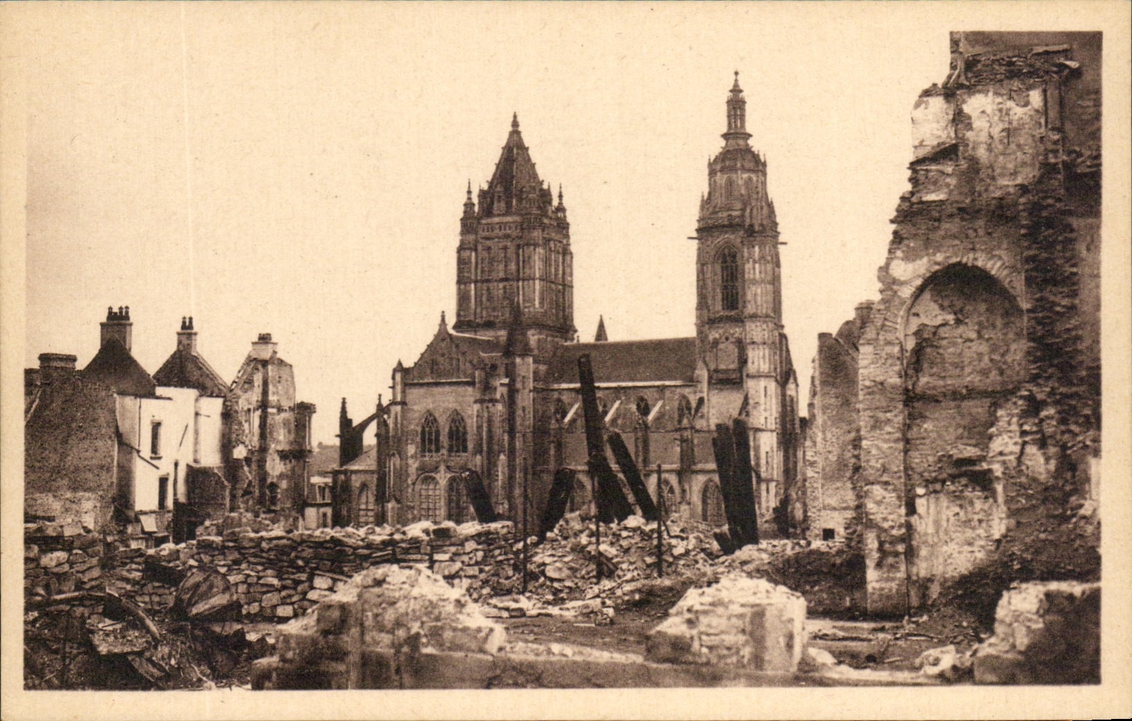 Coutances — Ruines de l'Église Saint-Pierre — Cx des Arts Photomécaniques, Paris