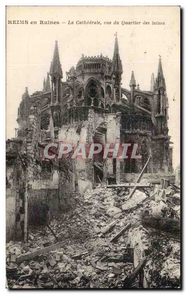 CPA Reims en Ruines La cathedrale vue du Quarlier des laines Militaria 