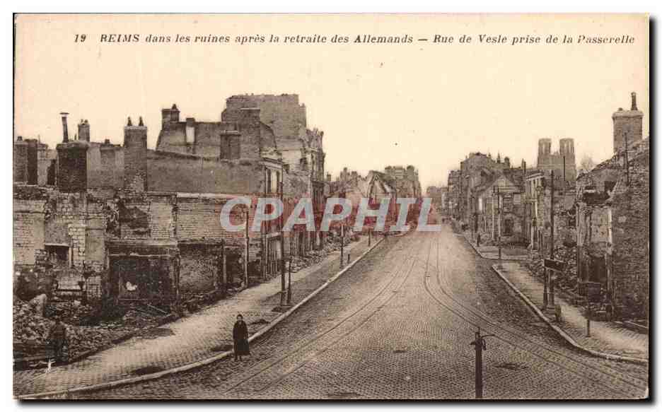 CPA Reims dans les ruines apres la retraite des Allemands Rue de Vesle prise de la Passerelle Militaria 