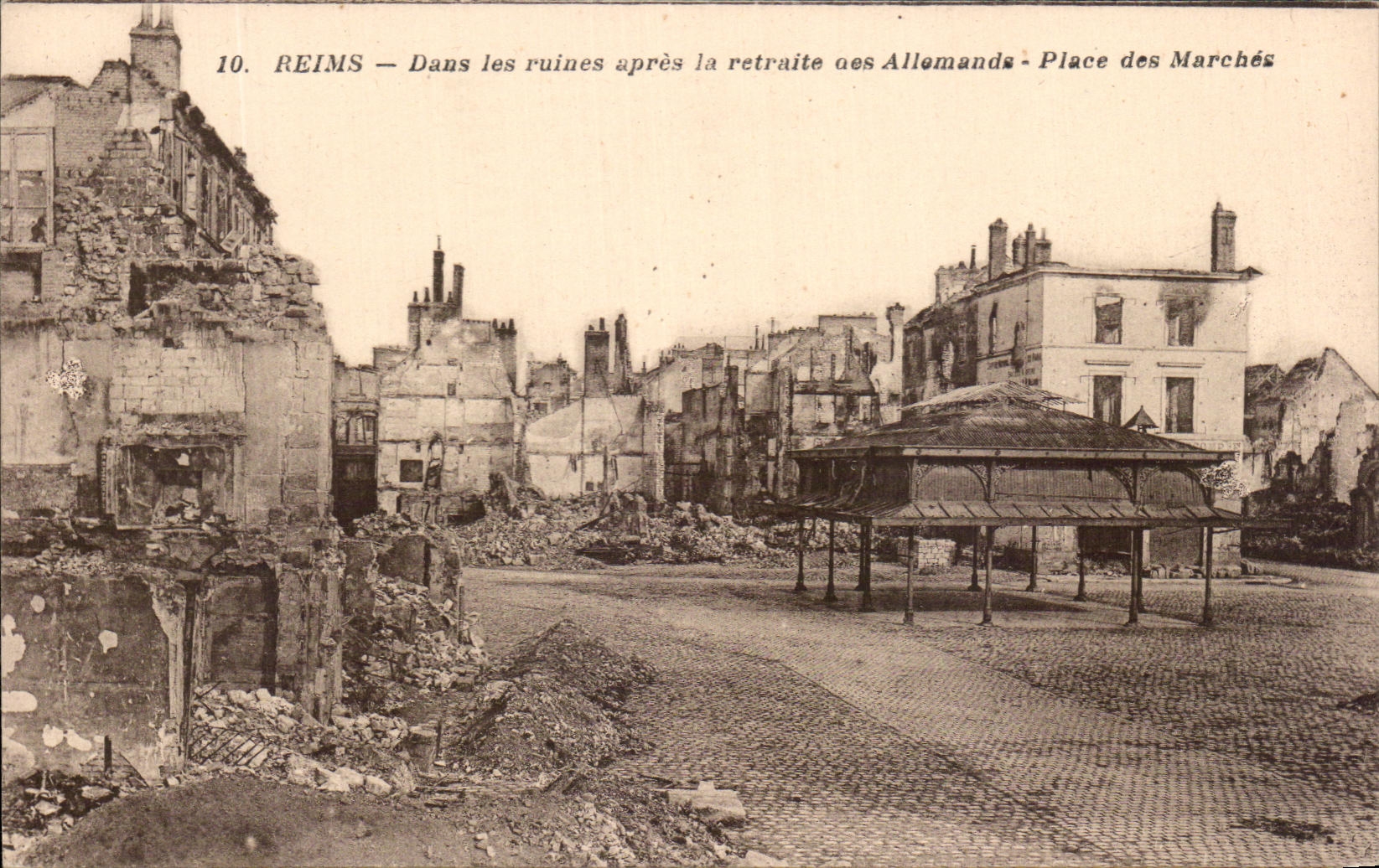 CPA Reims Dans les ruines apres la retraite des Allemands Place des marches Militaria 