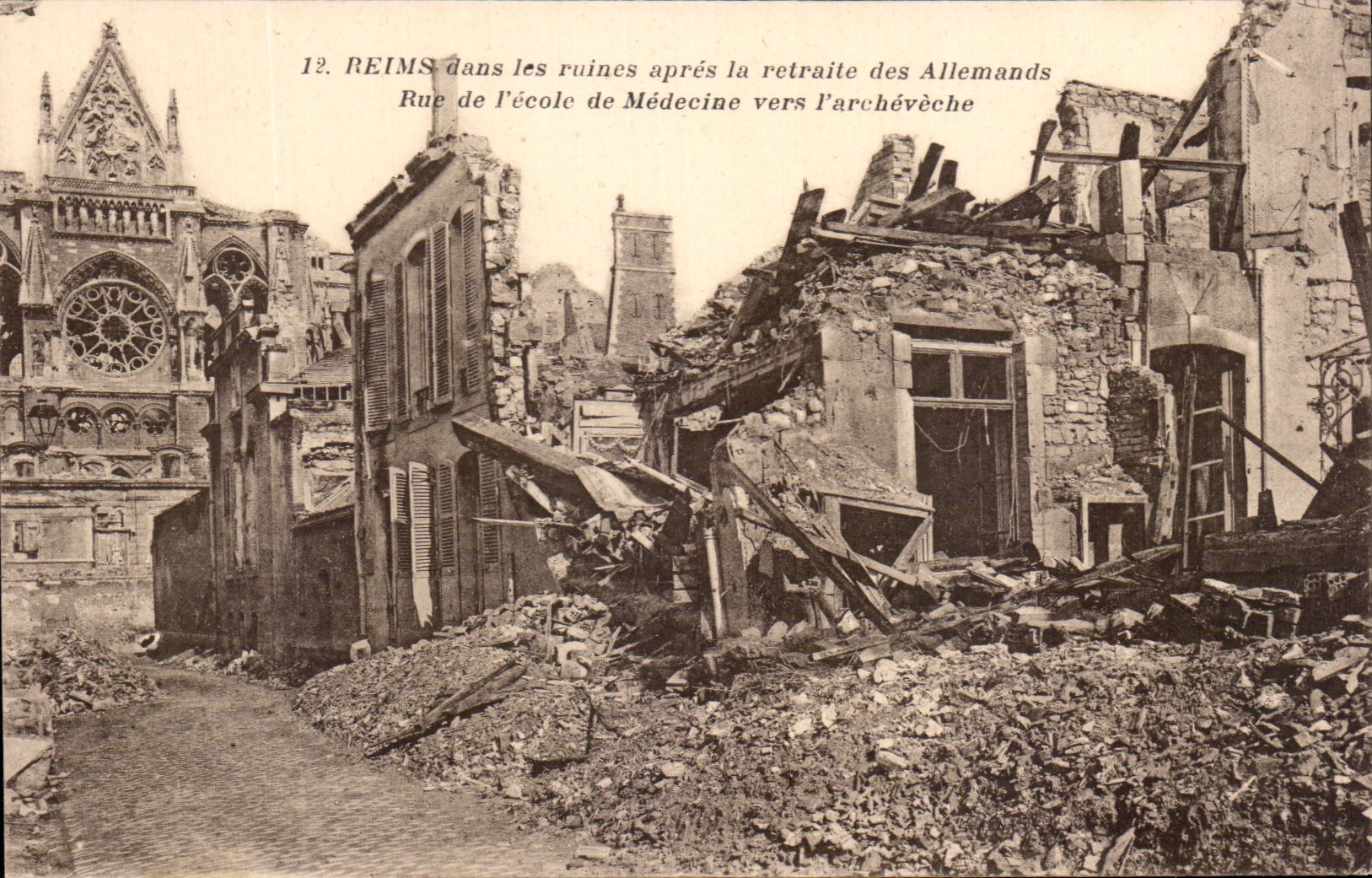 CPA Reims Dans les ruines apres la retraite des Allemands Rue de l'ecole de medecine vers l'archeveche Militaria 