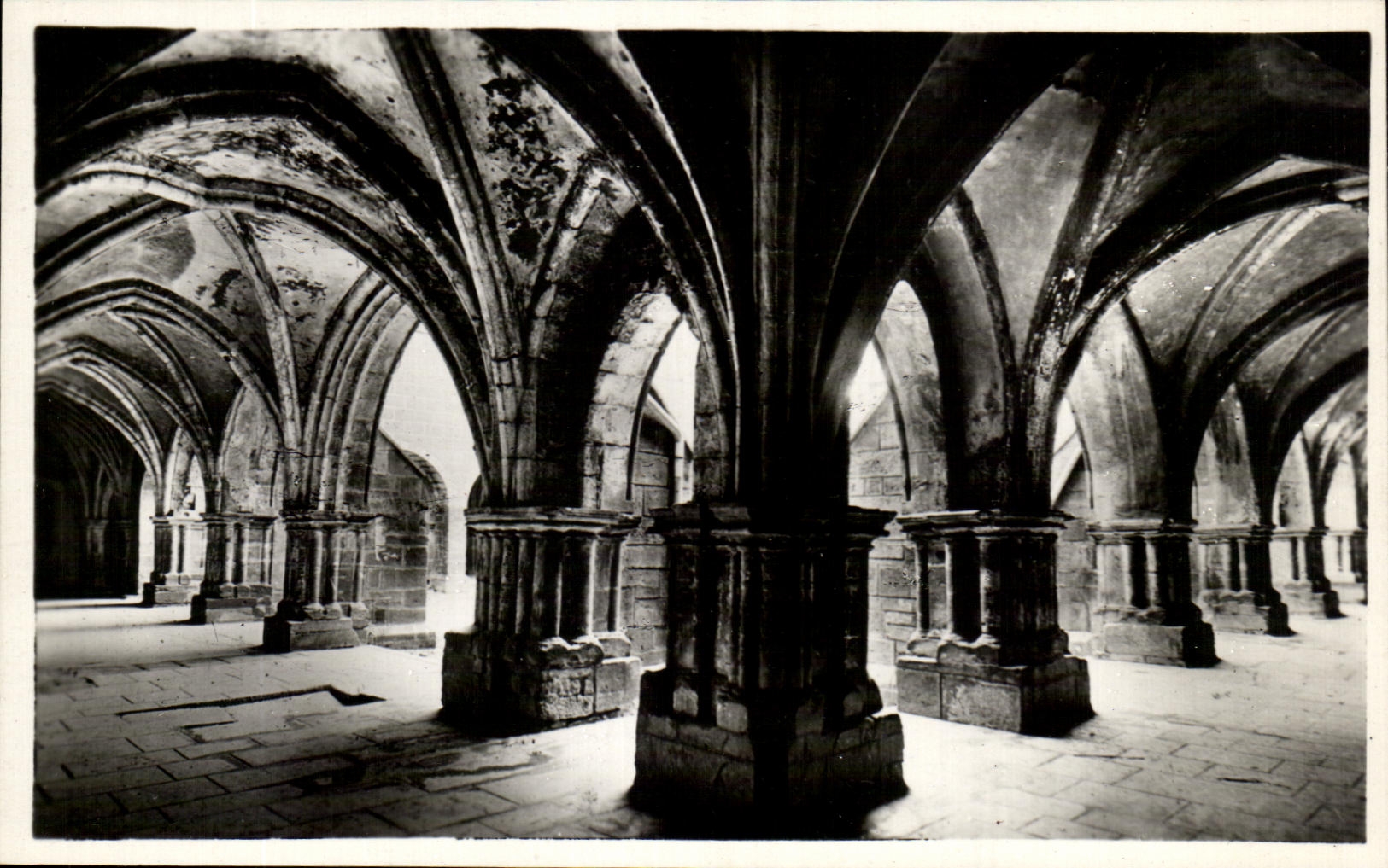 CPA Luxeuil les Bains Le Cloitre de l'Ancienne Abbaye des Benedictins 