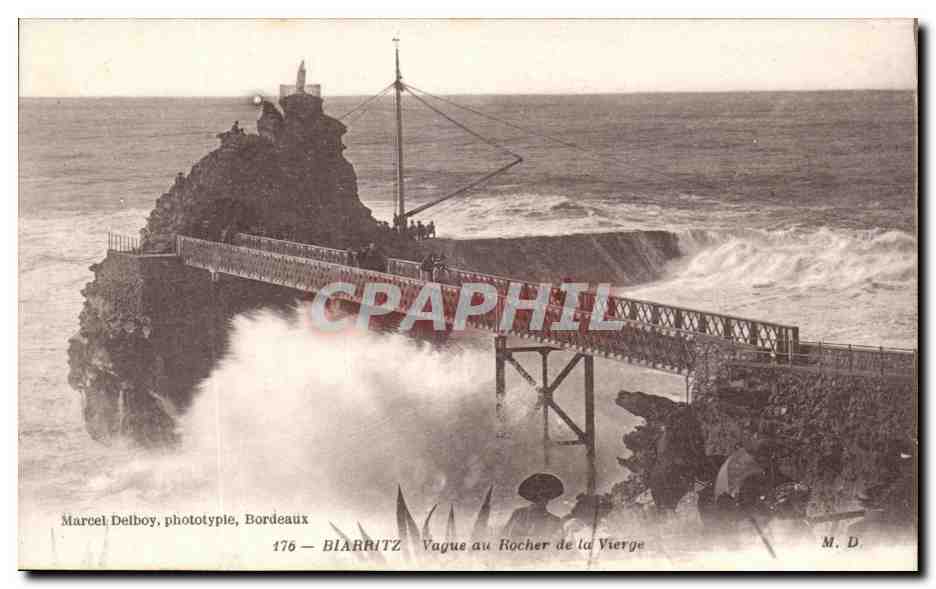 CPA Biarritz Vague au Rocher de la Vierge