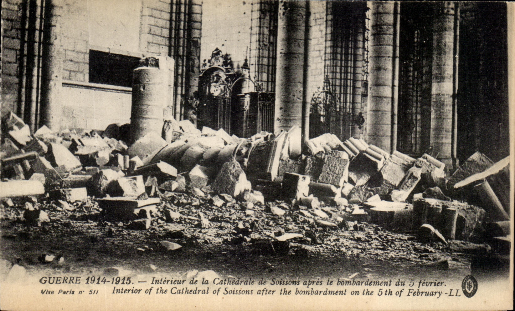 CPA Guerre Interieur de la Cathedrale de Soissons apres le bombardement du 5 fevrier Militaria 