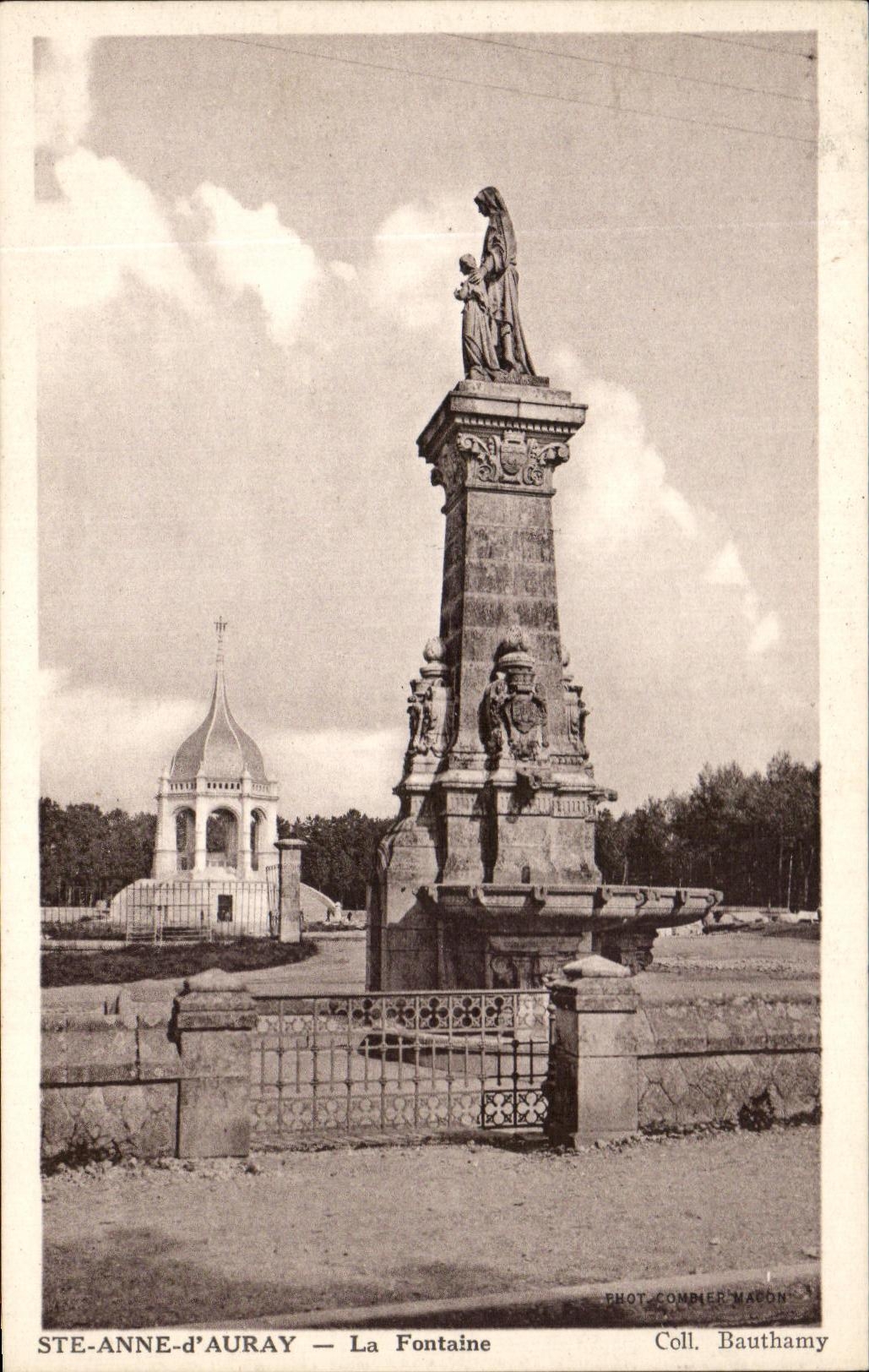 STE-ANNE-d'AURAY — La Fontaine — Phot. Compièr Macdon, Coll. Bauthamy
