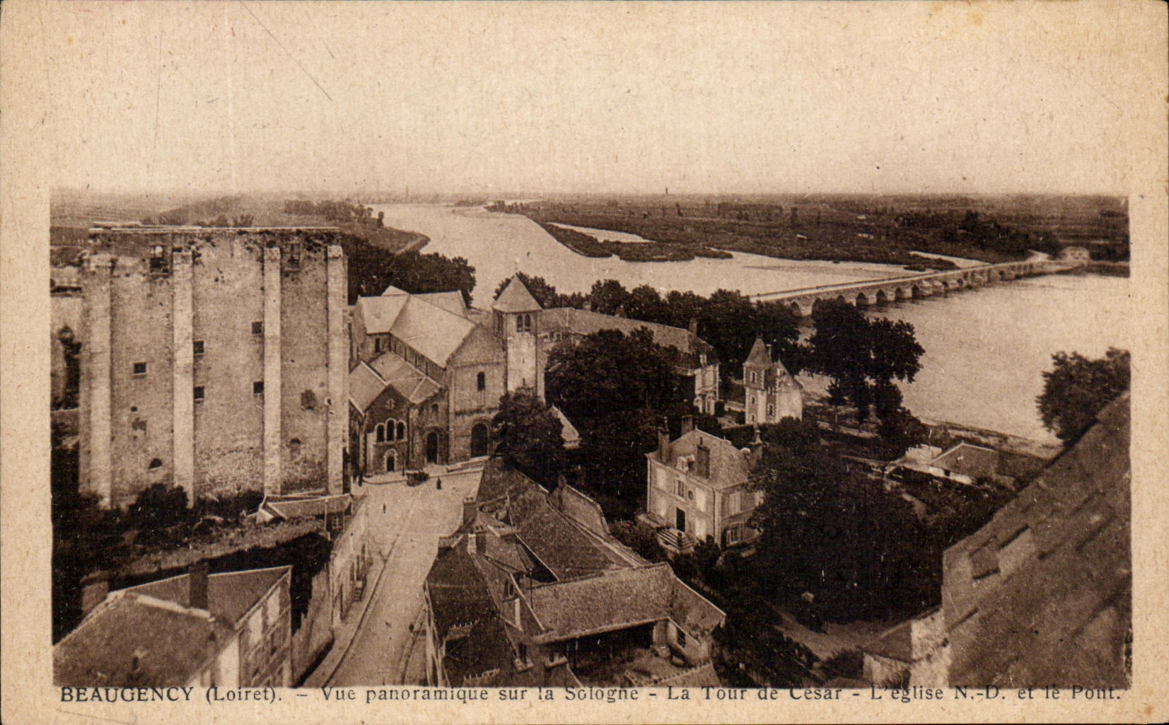 Beaugency (Loiret) — Vue panoramique sur la Sologne — La Tour de César — L'église N.-D. et le Pont