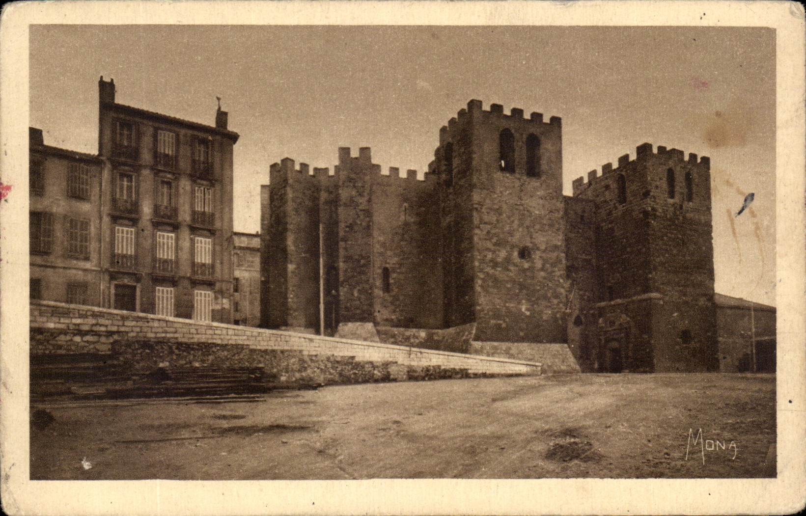 Église Saint-Victor — Monument-forteresse du XIe siècle — Mong
