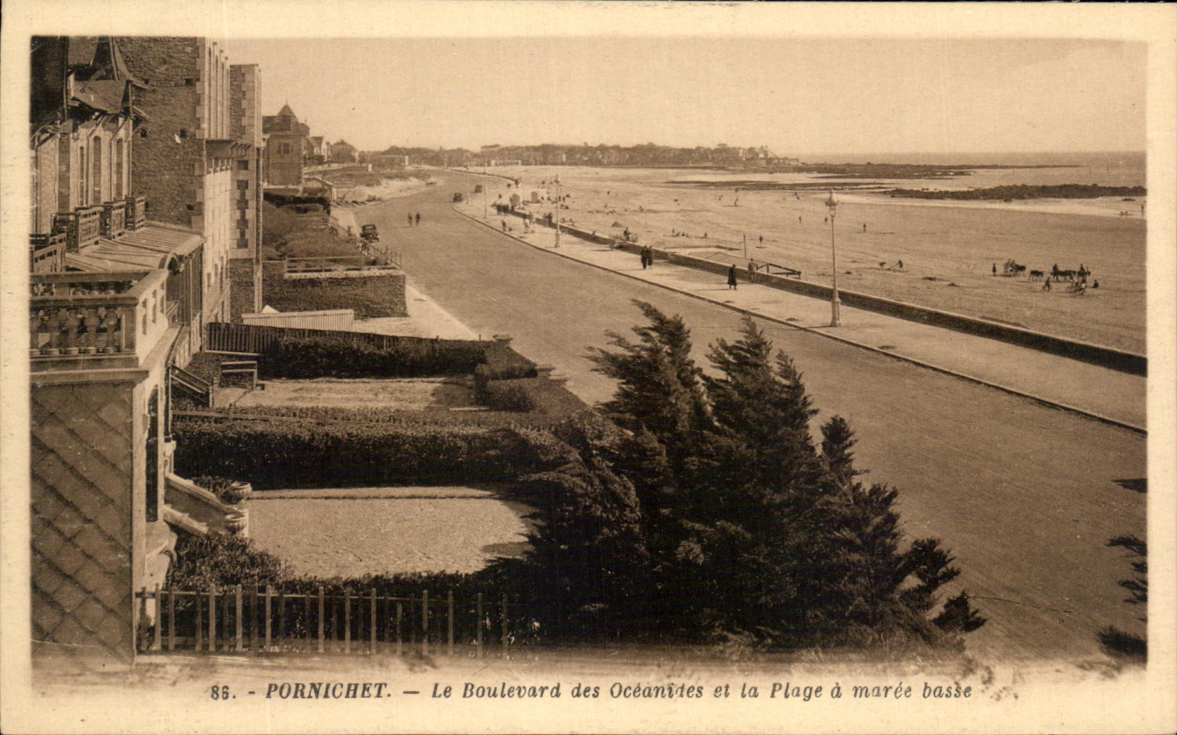CPA Pornichet Le Boulevard Des Oceanides Et La Plage A Maree Basse