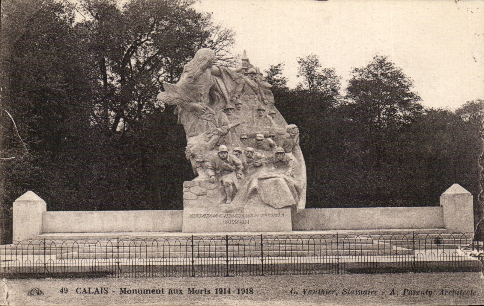 CPA Calais Monument aux Morts 1914 1918 Militaria 