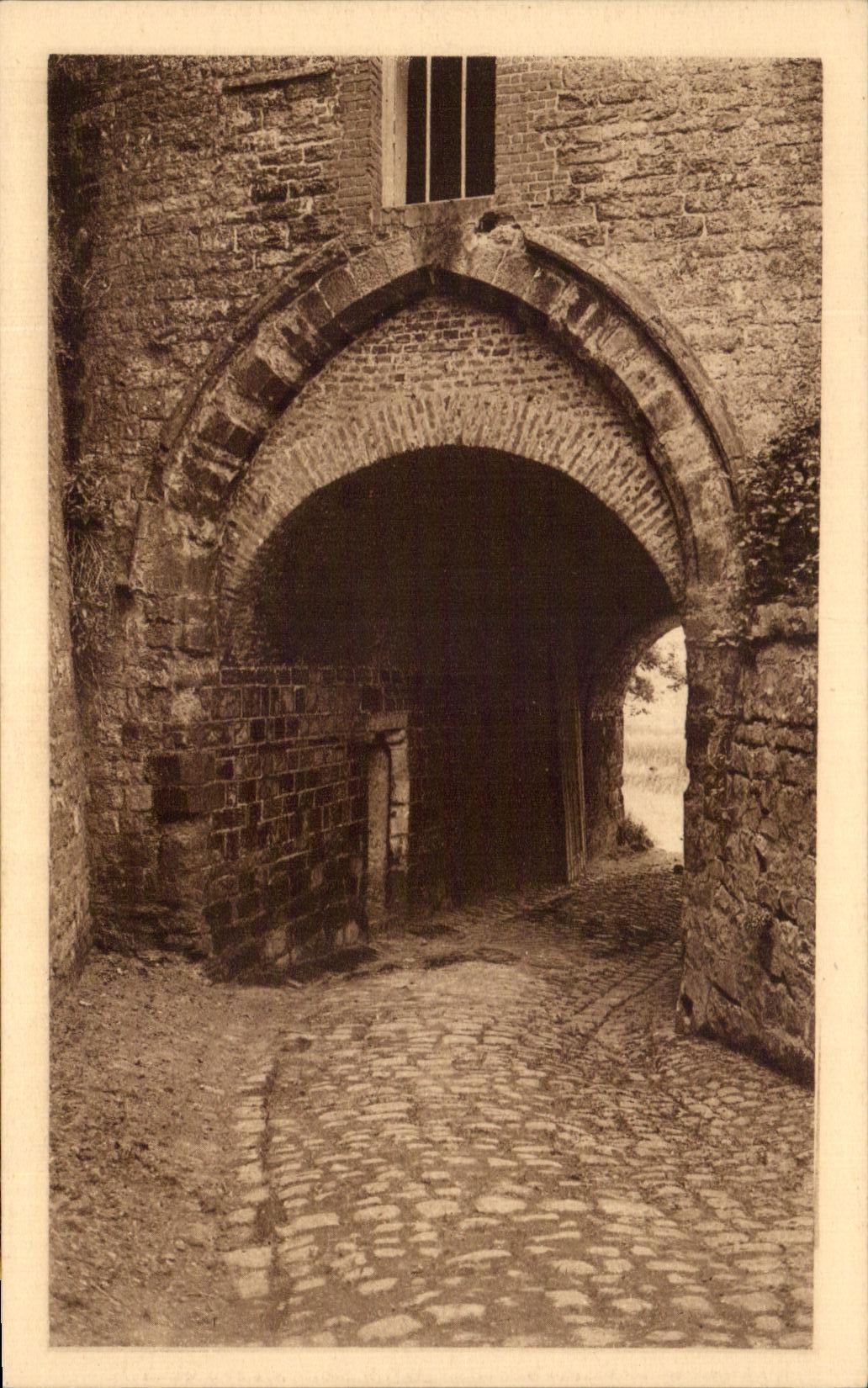 Montreuil-sur-Mer — Citadelle : passage sous la Tour dite de la Reine Berthe (XIVe siècle) — édition G. Landrieux