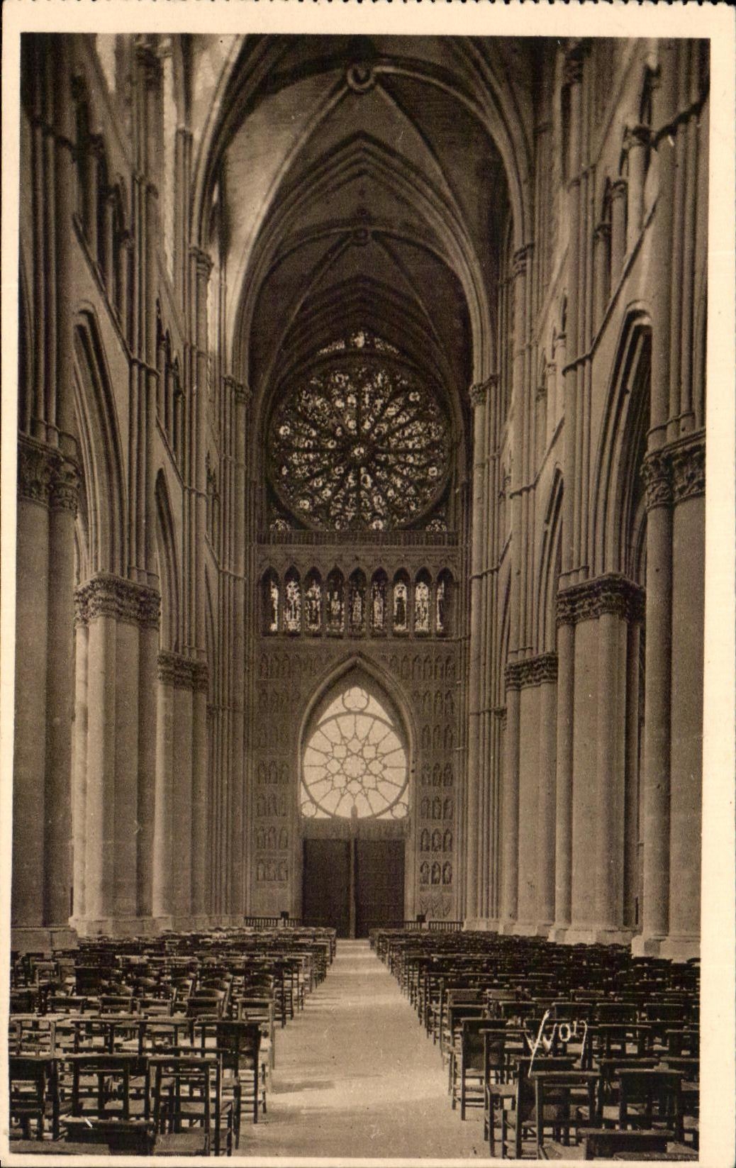 CPA Reims la Cathedrale la Nef et la rosace
