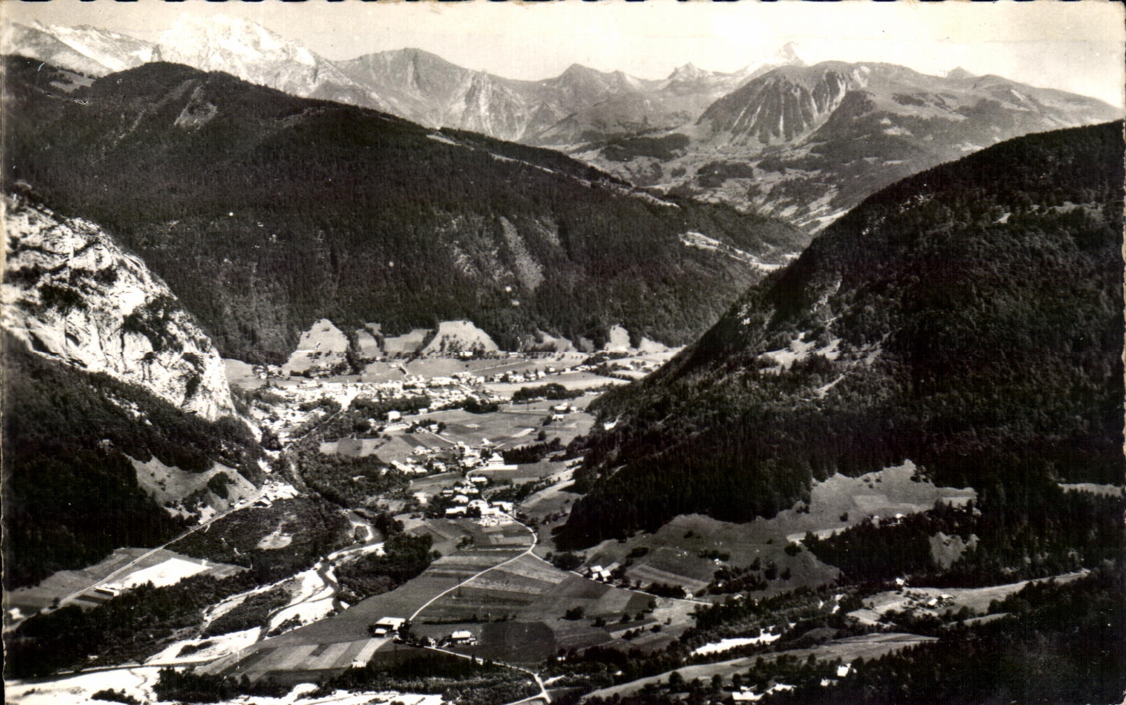 Vue générale aérienne — Thônes (Haute-Savoie) — Centre de Tourisme