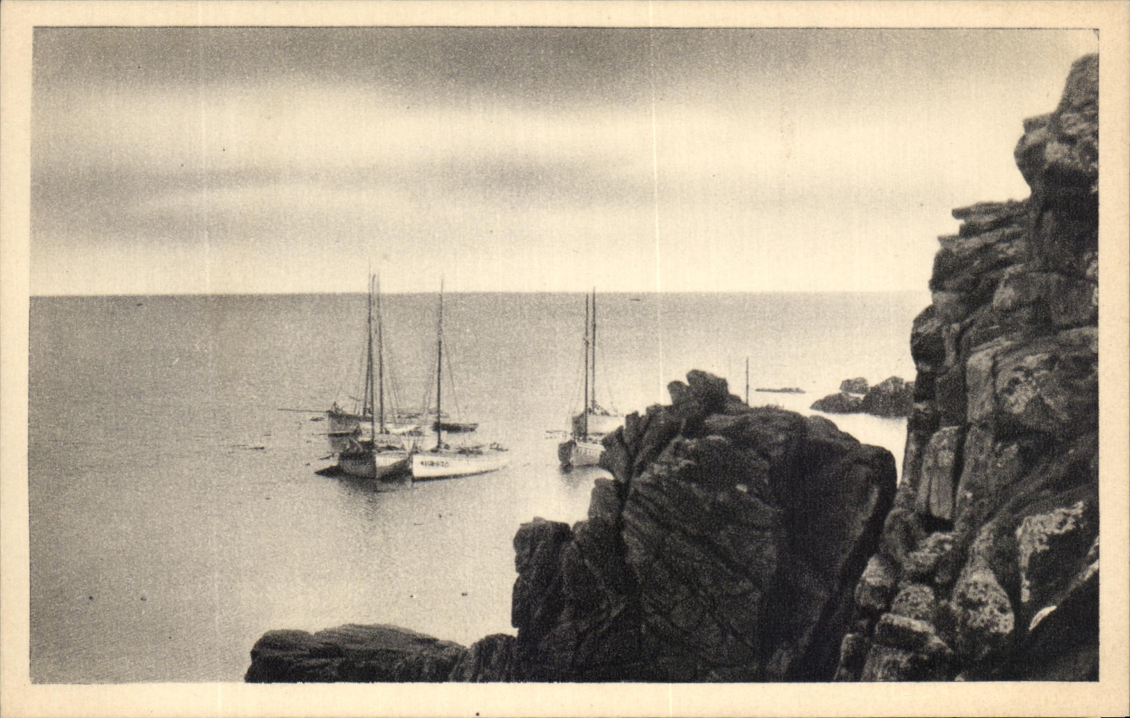 CPA Ile d'Yeu La Rade Devant Le Port De La Meule Bateaux