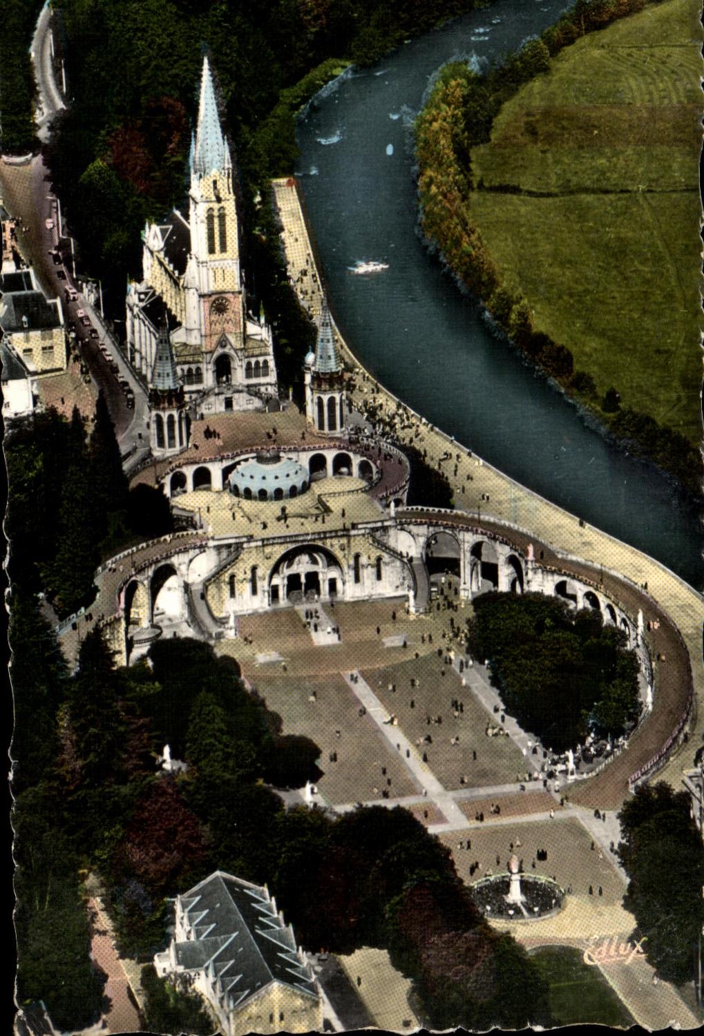 CPA Lourdes Vue Aerienne Sur La Basilique et le Gave 