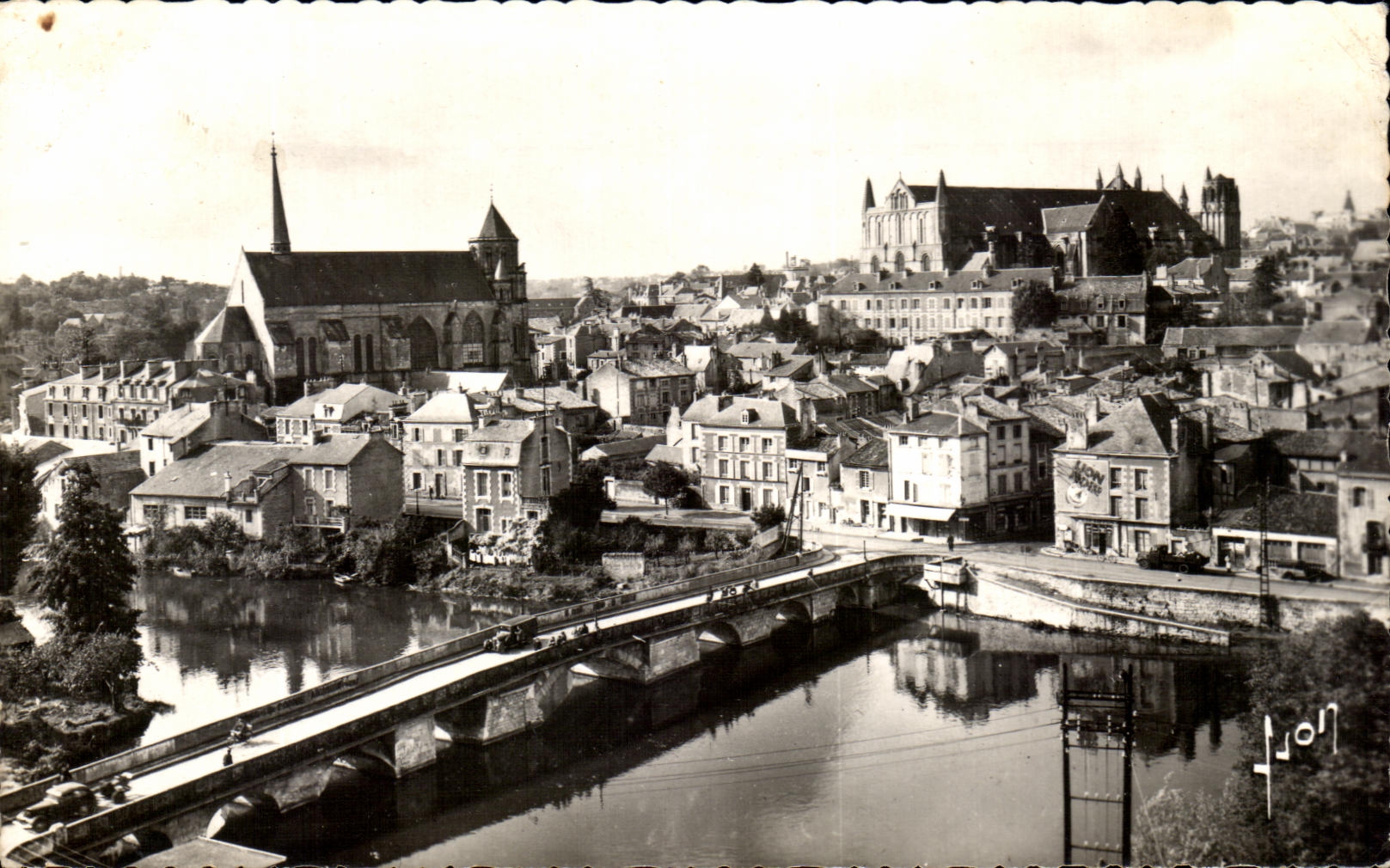 Poitiers — vue de la cathédrale et du pont sur la Vienne — éditeur Lion