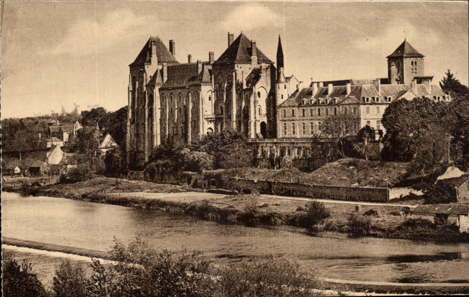 CPA L'Abbaye St pierre de Solesmes Vue De Coteau