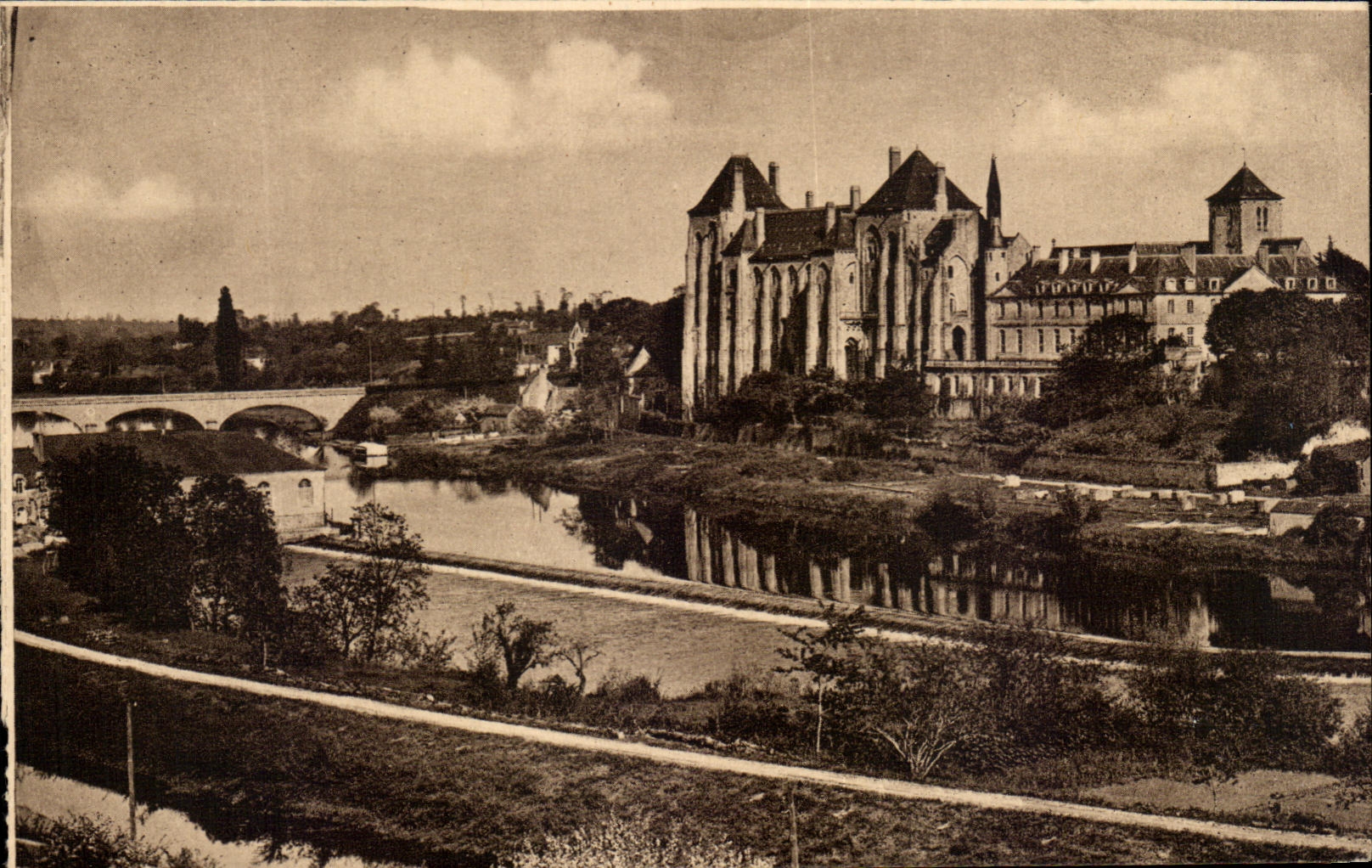 CPA L'Abbaye St pierre de Solesmans Sur le Bord de la Sarthe