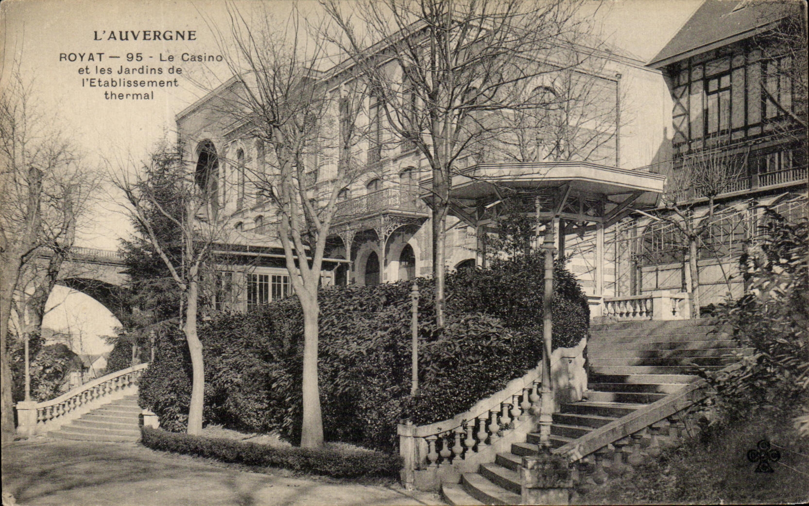 CPA L'Auvergne Royat Le Casino Et les Jardins de l'Etablissement Thermal