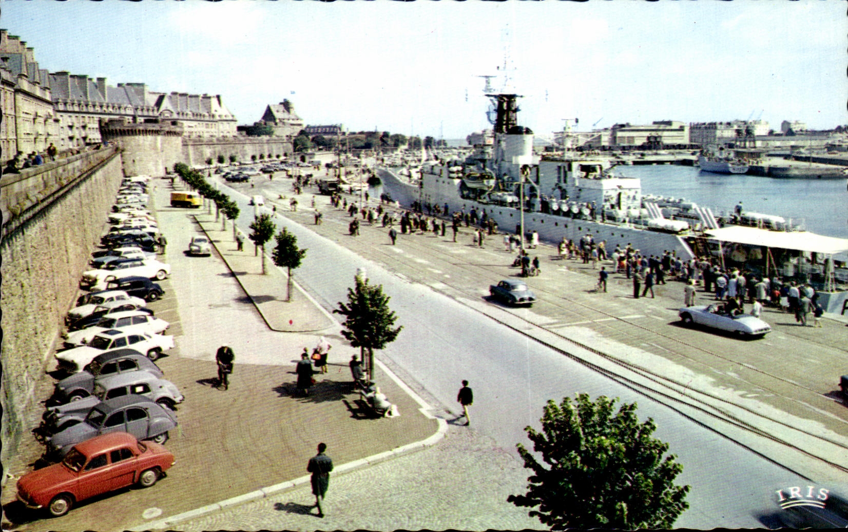 CPSM Saint Malo Cite Corsaire les remparts Vers le Chateau Bateau militaire 