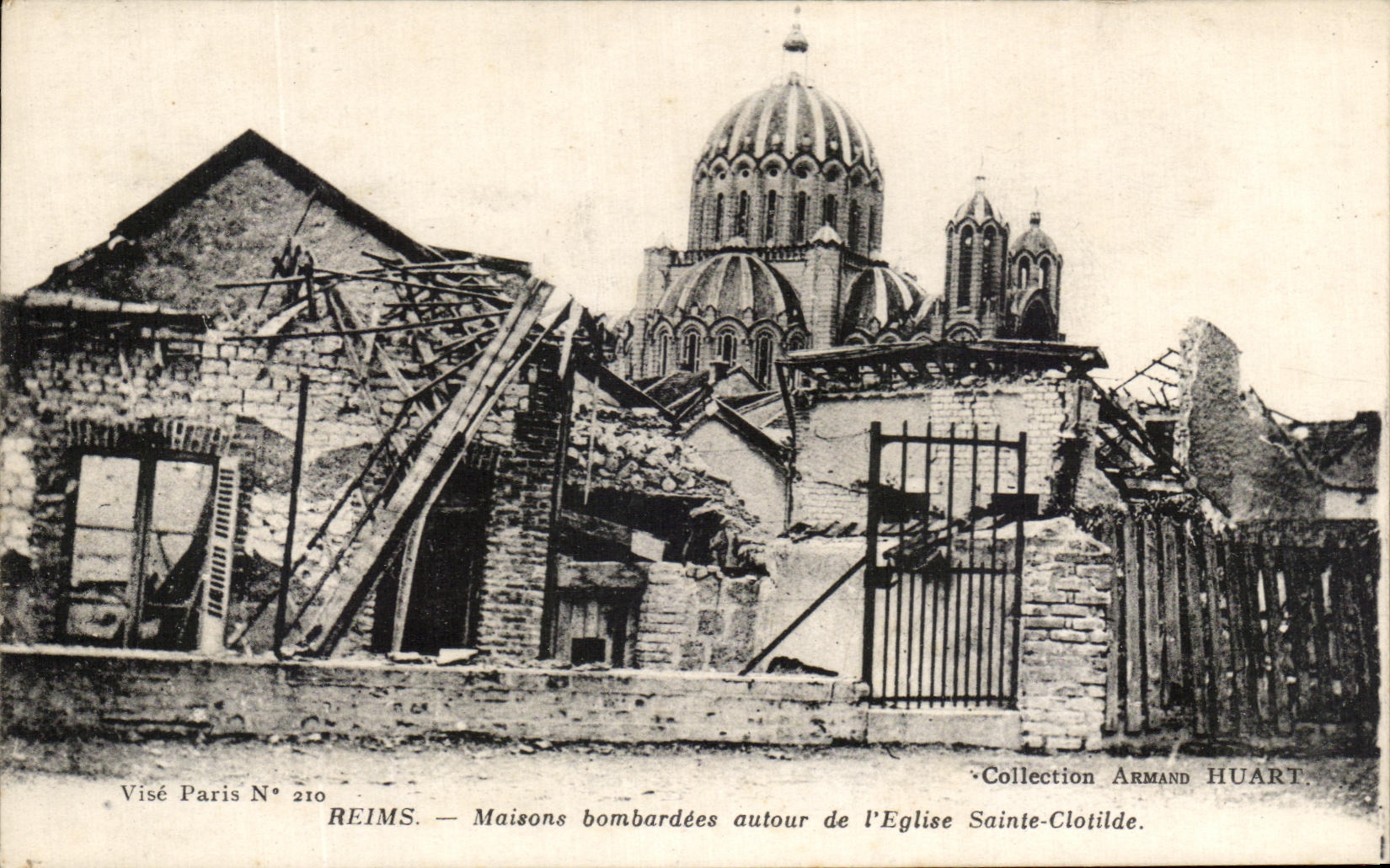 CPA Reims Maisons bombardees autour de l'Eglise sainte Clotilde Militaria