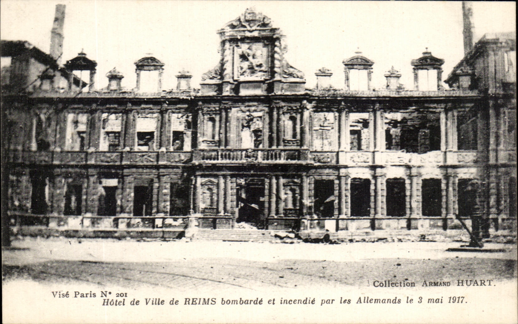 CPA Hotel de Ville de Reims Bombarde et incendie par les Allemands le 3 mai 1977 Militaria 