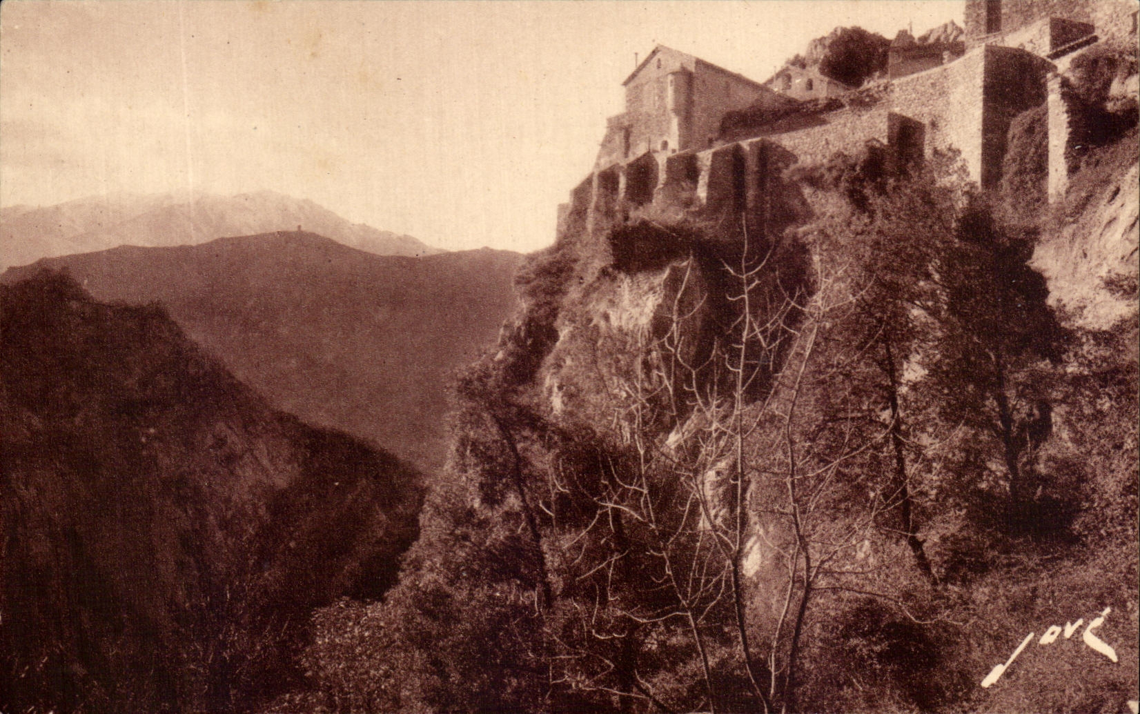 CPA St Martin Du Canigou Incrustee dans le rocher de l'ancienne abbaye 