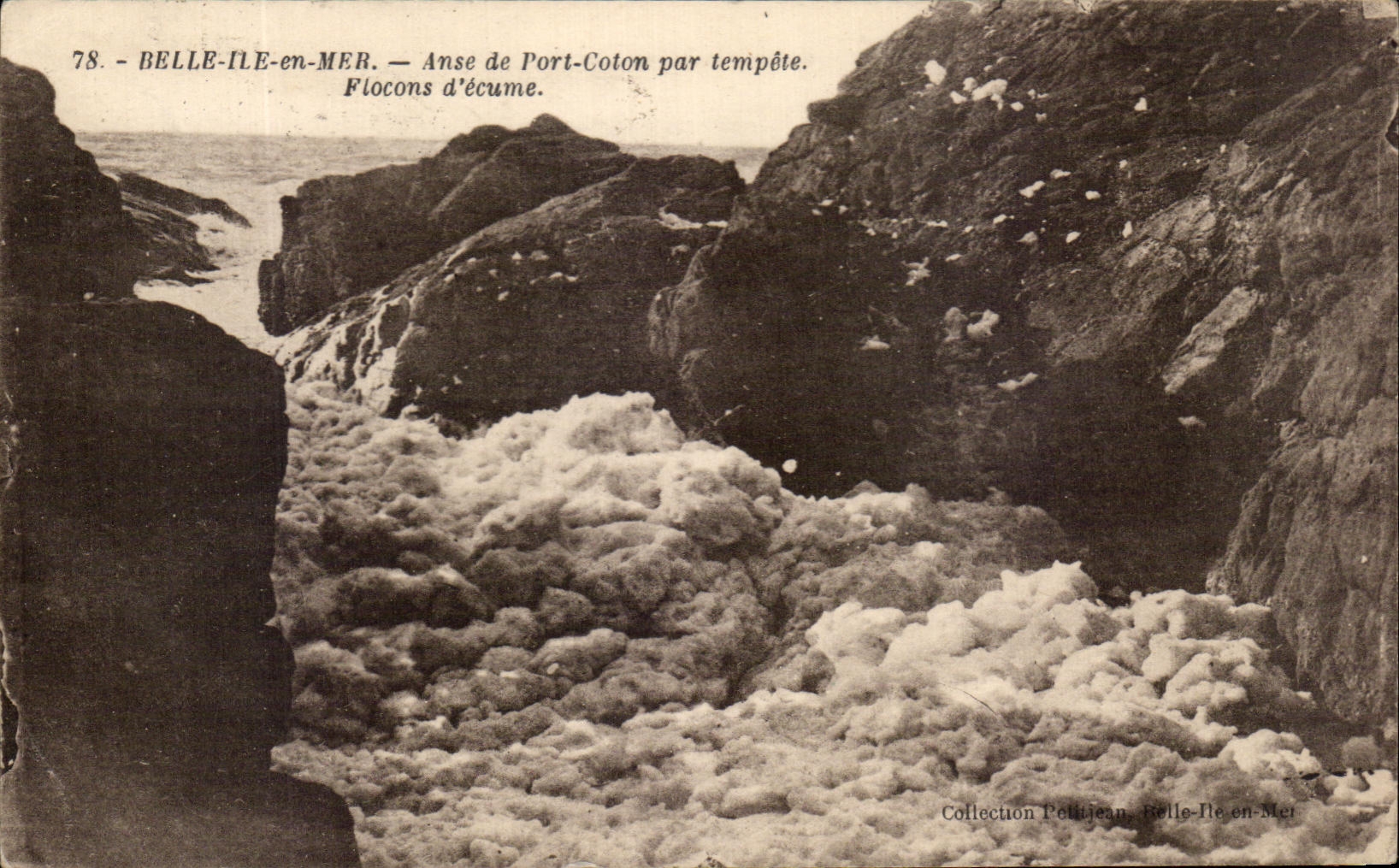 Belle-Île-en-Mer — Anse de Port-Coton par tempête. Flocons d'écume. — Collection Petitjean.