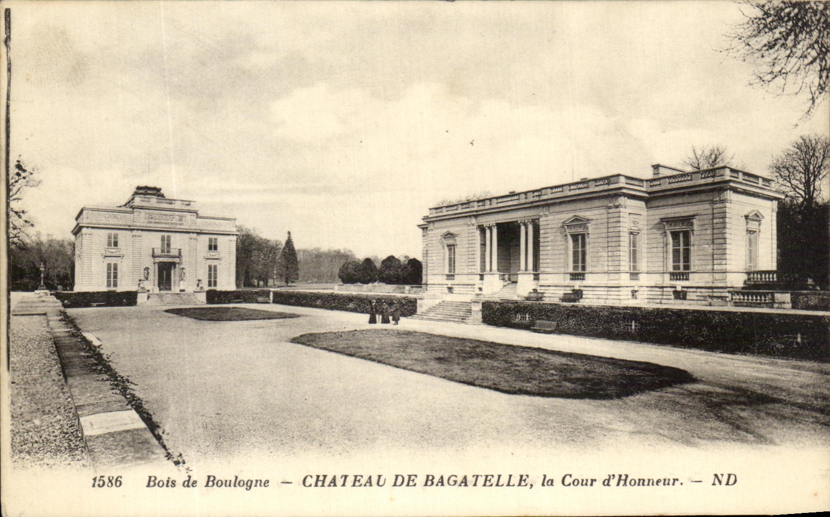 CPA Bois De Boulogne Chateau De Bagatelle La Cour d'Honneur