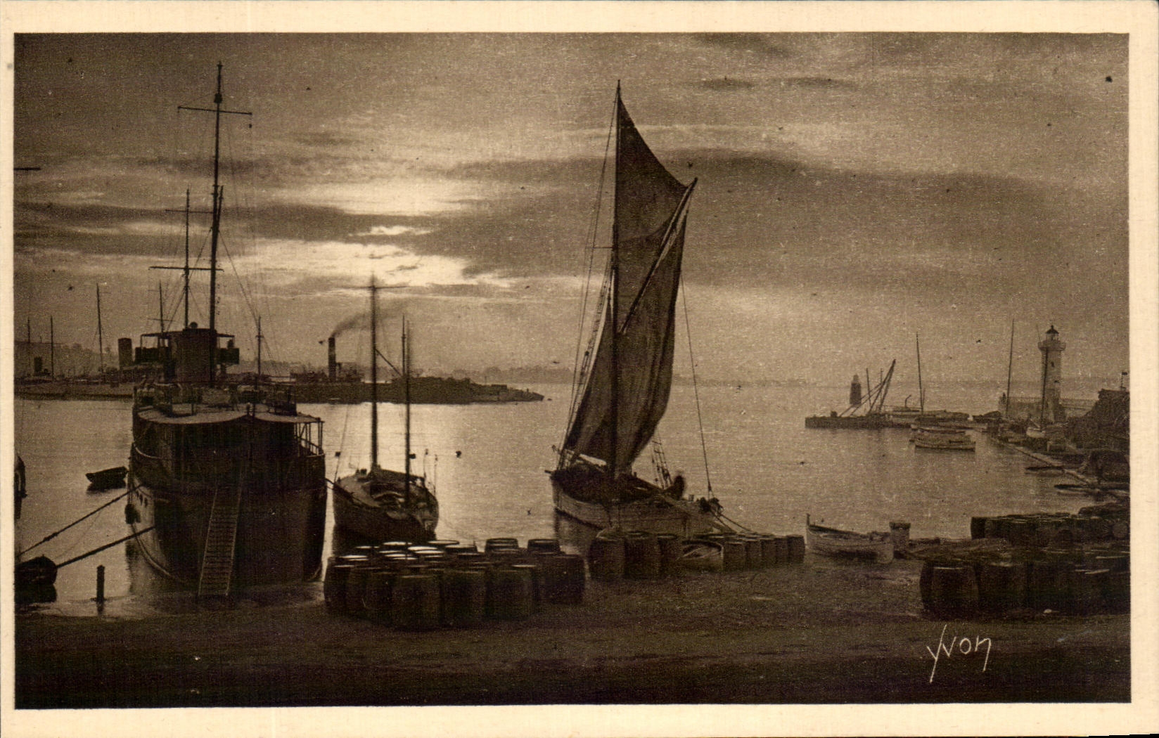 Cannes - L'Entrée du Port — 13/13 — Édition d'Art YVON, Rue de Bretagne, Cannes