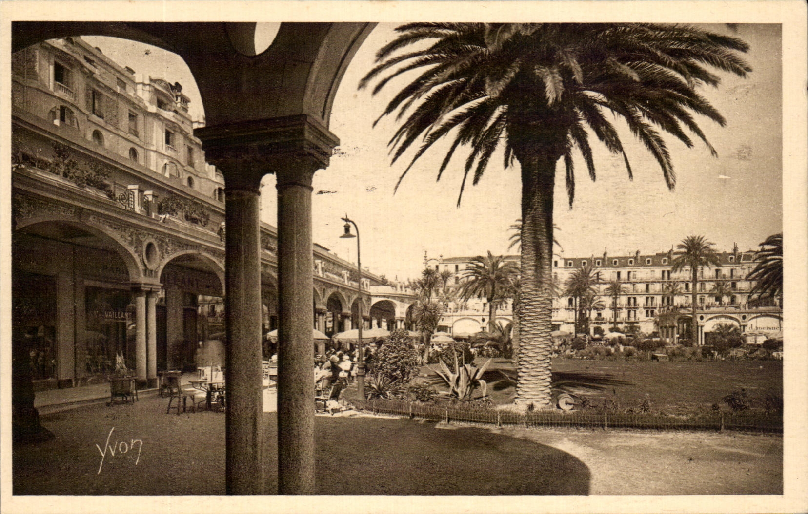CPA La Douce France Cote d'Azur Cannes Les Galeries Fleuries