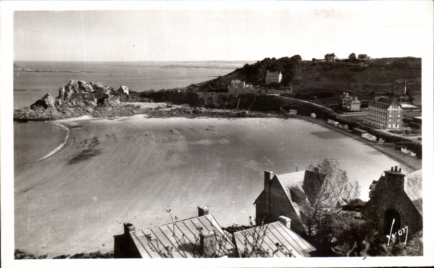 Plage de Trestrignel et Pointe — vue panoramique — Les Éditions de la Marine, 513
