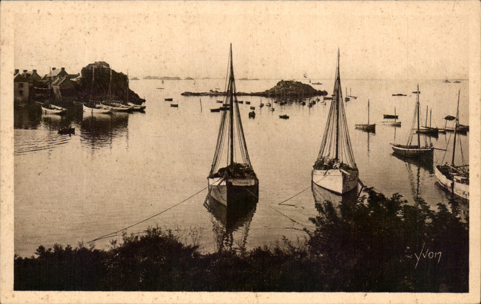 CPA Cote De Granit Loguivy Entree du Port Bateaux