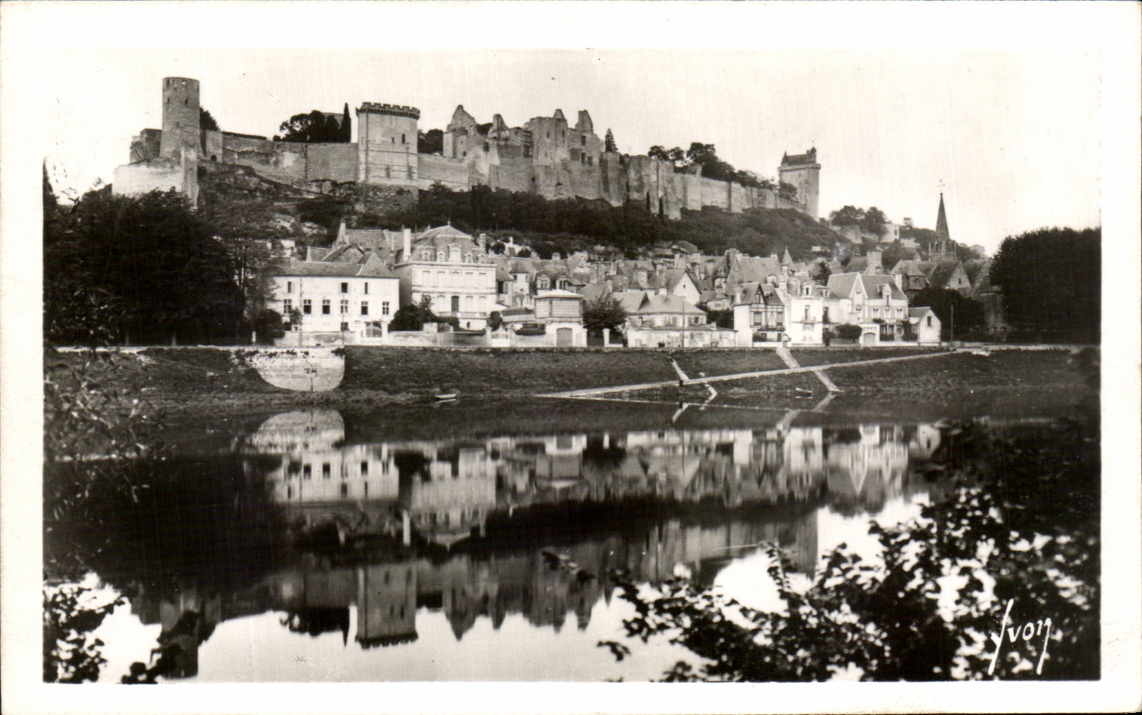 Chinon (Indre-et-Loire) — Le Château vu des rives de la Vienne — Éditions d'Art 'YVON'